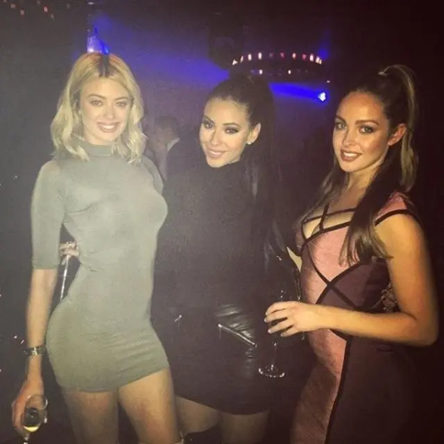 Девушки в платьях: 21 ироничный кадр о том, как струящийся шифон превращает улицу в подиум