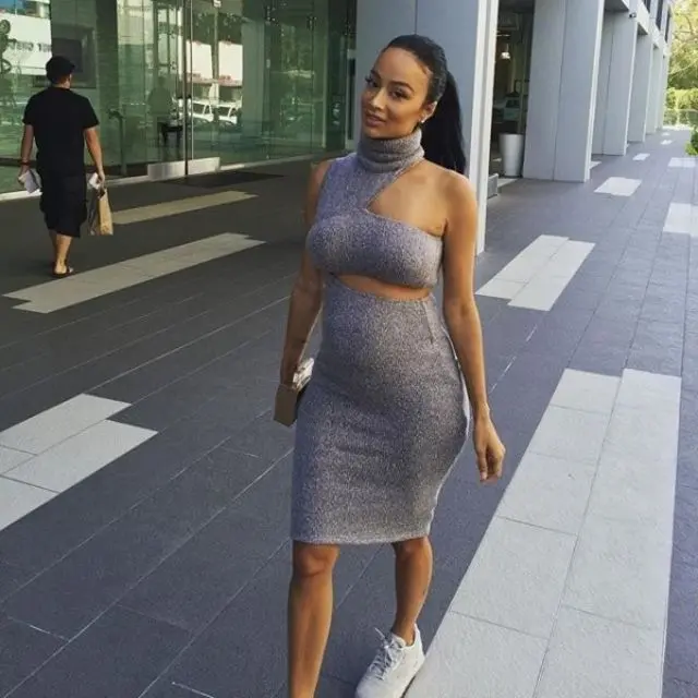 Девушки в платьях: 21 ироничный кадр о том, как струящийся шифон превращает улицу в подиум