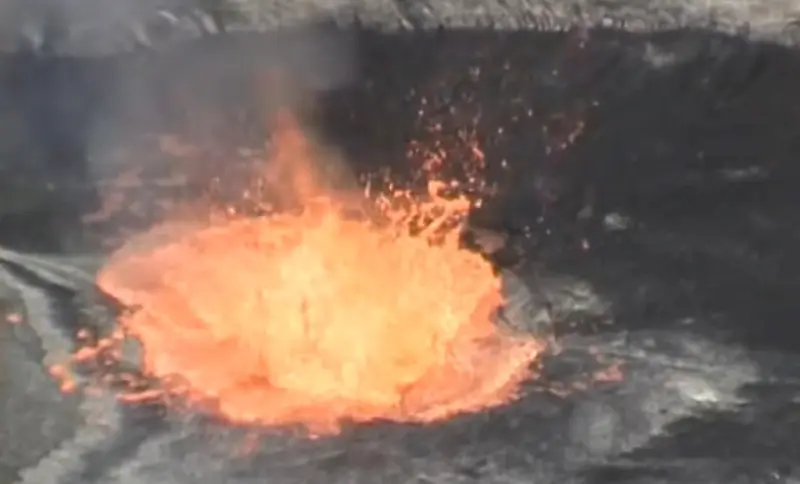 Один камень — и вулкан проснулся: опасный эксперимент на краю лавового озера