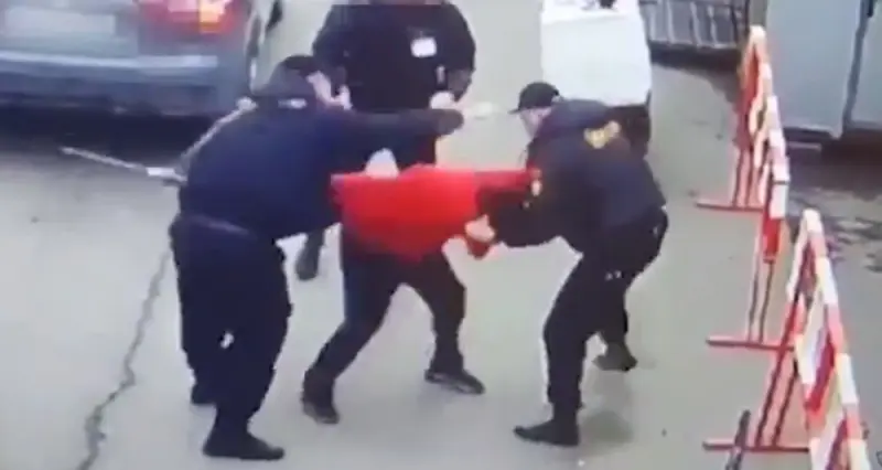 Курьер с терморюкзаком отказался от досмотра и устроил скандал с охраной