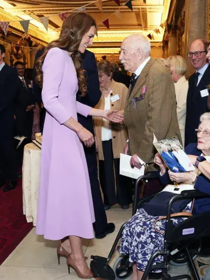 Кейт Миддлтон почтила память Елизаветы II в лиловом платье и её жемчугах