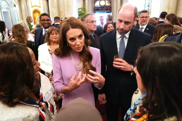 Кейт Миддлтон почтила память Елизаветы II в лиловом платье и её жемчугах