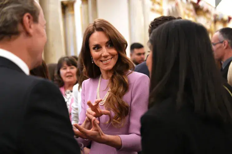 Кейт Миддлтон почтила память Елизаветы II в лиловом платье и её жемчугах