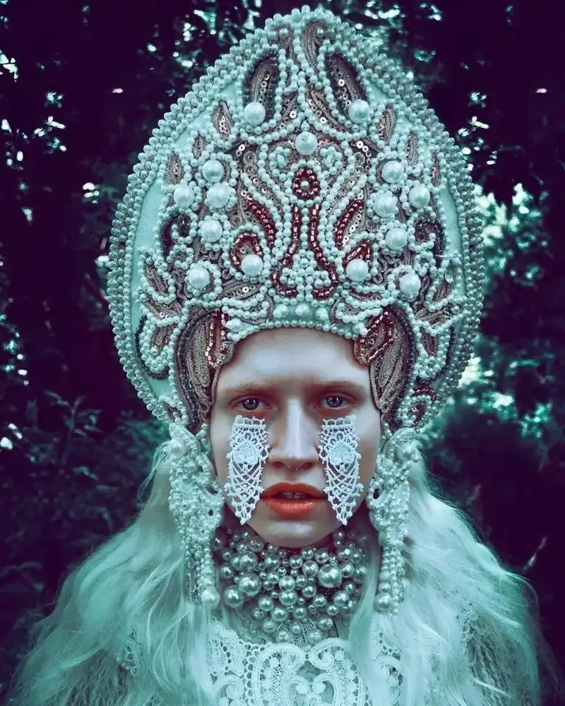 Тёмная сказка в ткани: готические шедевры польской художницы