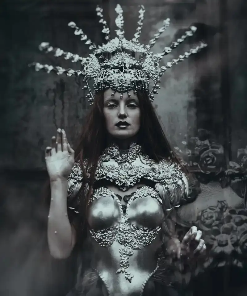 Тёмная сказка в ткани: готические шедевры польской художницы