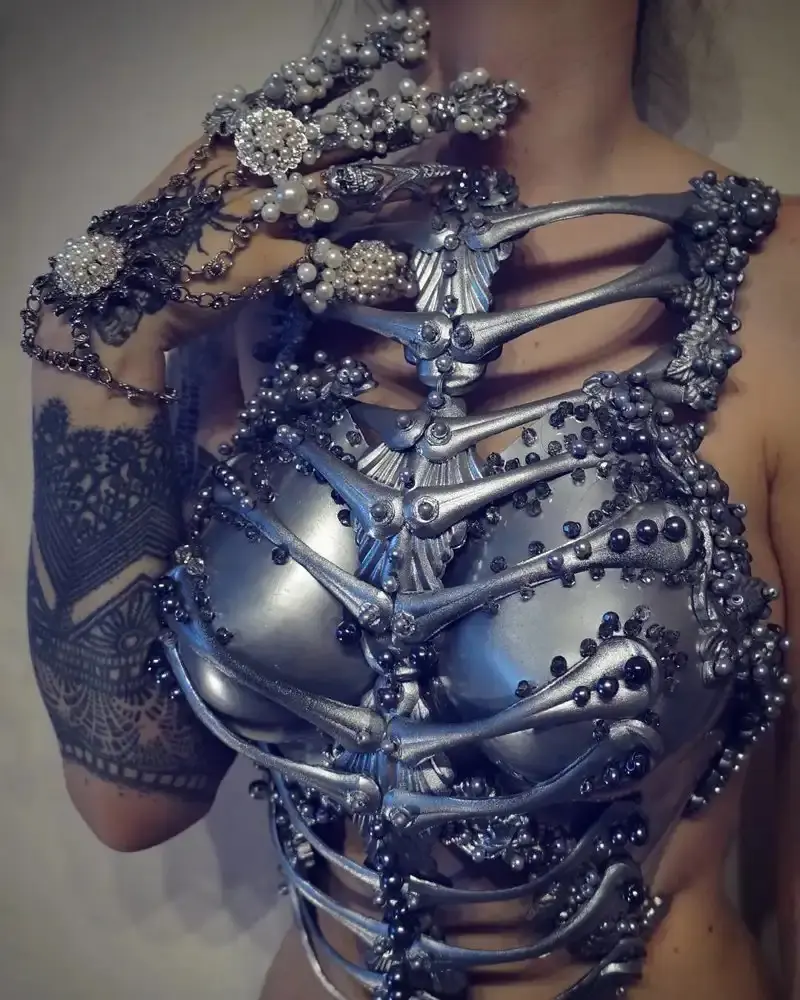 Тёмная сказка в ткани: готические шедевры польской художницы