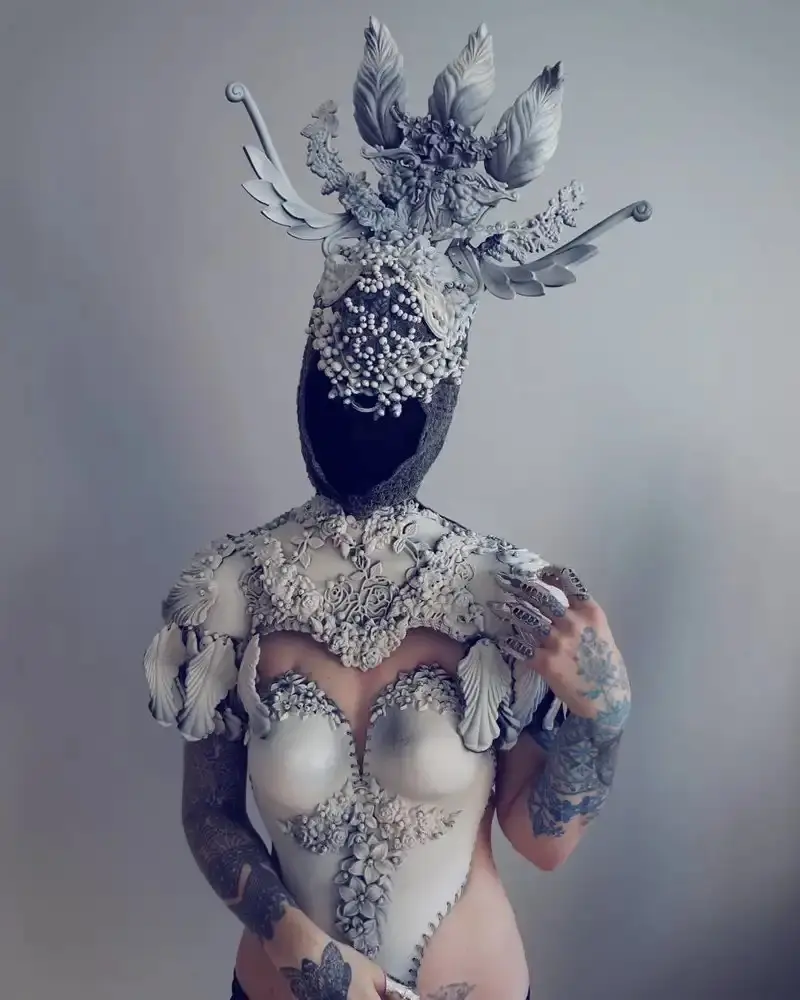 Тёмная сказка в ткани: готические шедевры польской художницы