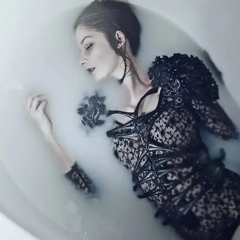 Тёмная сказка в ткани: готические шедевры польской художницы