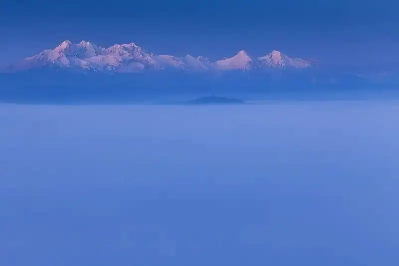 Магия горного тумана: как фотограф ловит первые лучи солнца