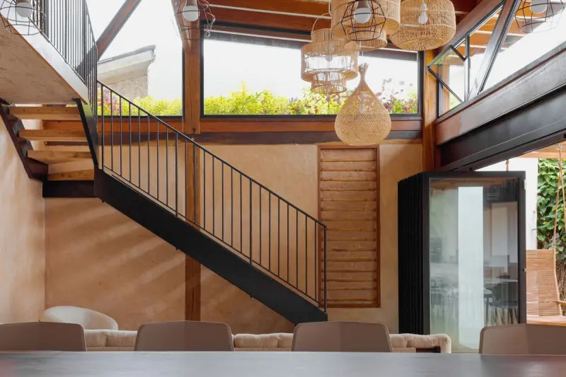 Экодом в Бразилии: Слияние с природой через зеленую крышу и стену из глины