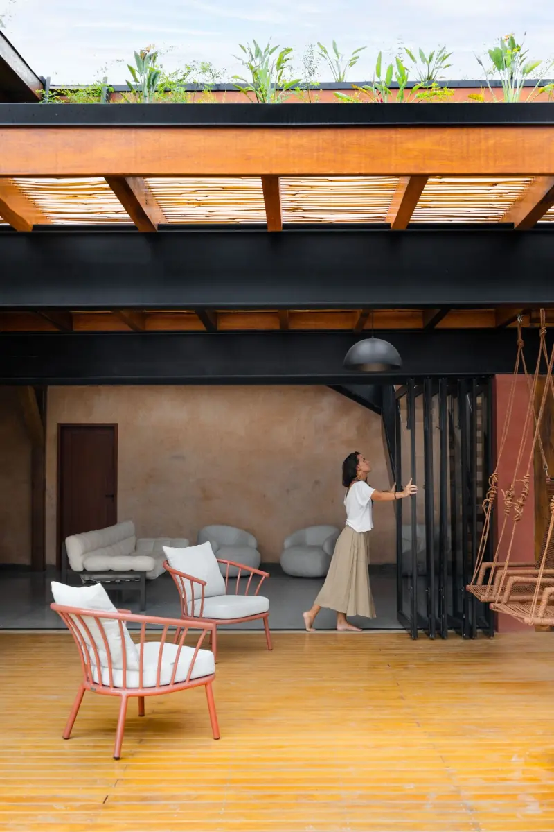 Экодом в Бразилии: Слияние с природой через зеленую крышу и стену из глины