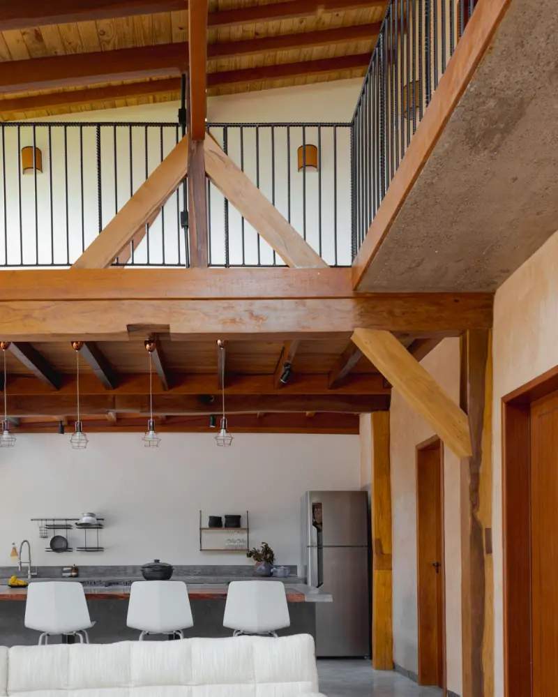 Экодом в Бразилии: Слияние с природой через зеленую крышу и стену из глины