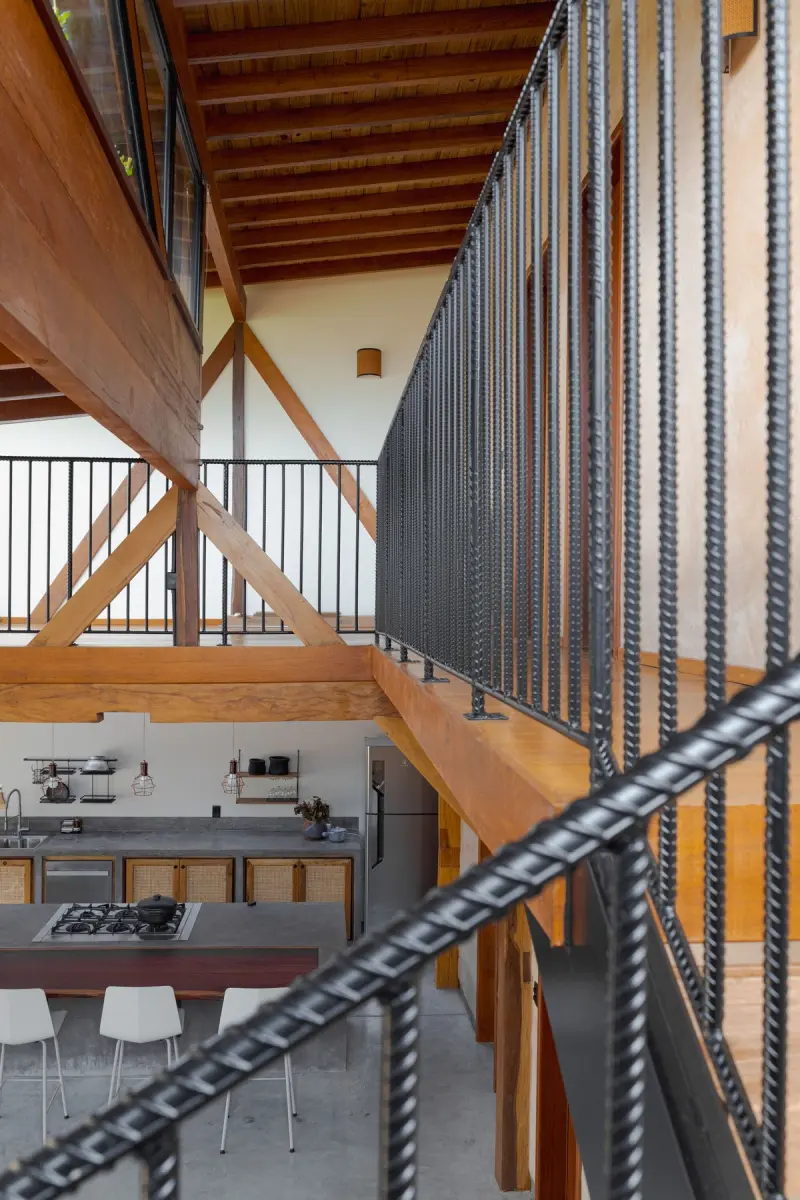 Экодом в Бразилии: Слияние с природой через зеленую крышу и стену из глины