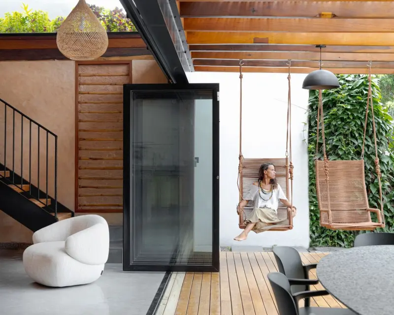 Экодом в Бразилии: Слияние с природой через зеленую крышу и стену из глины