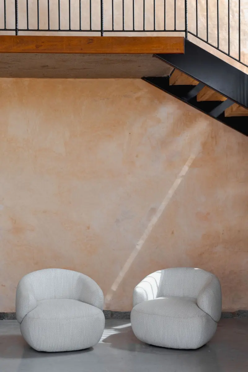 Экодом в Бразилии: Слияние с природой через зеленую крышу и стену из глины