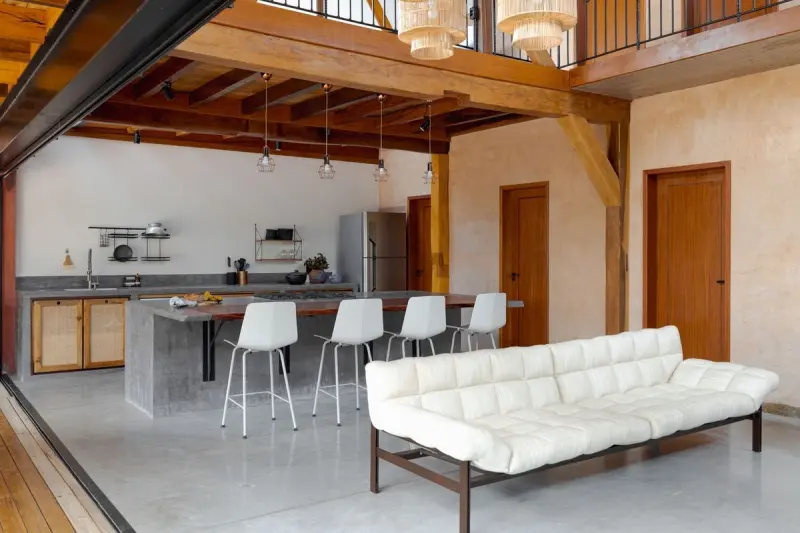 Экодом в Бразилии: Слияние с природой через зеленую крышу и стену из глины