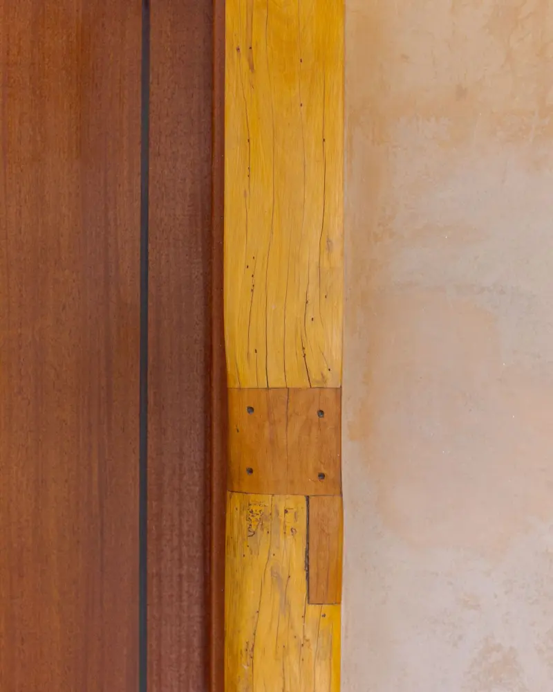 Экодом в Бразилии: Слияние с природой через зеленую крышу и стену из глины