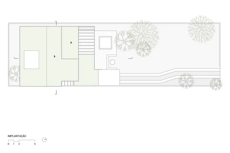 Экодом в Бразилии: Слияние с природой через зеленую крышу и стену из глины