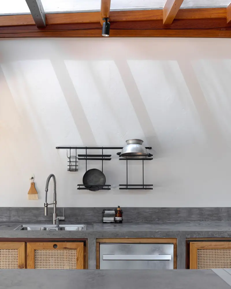 Экодом в Бразилии: Слияние с природой через зеленую крышу и стену из глины