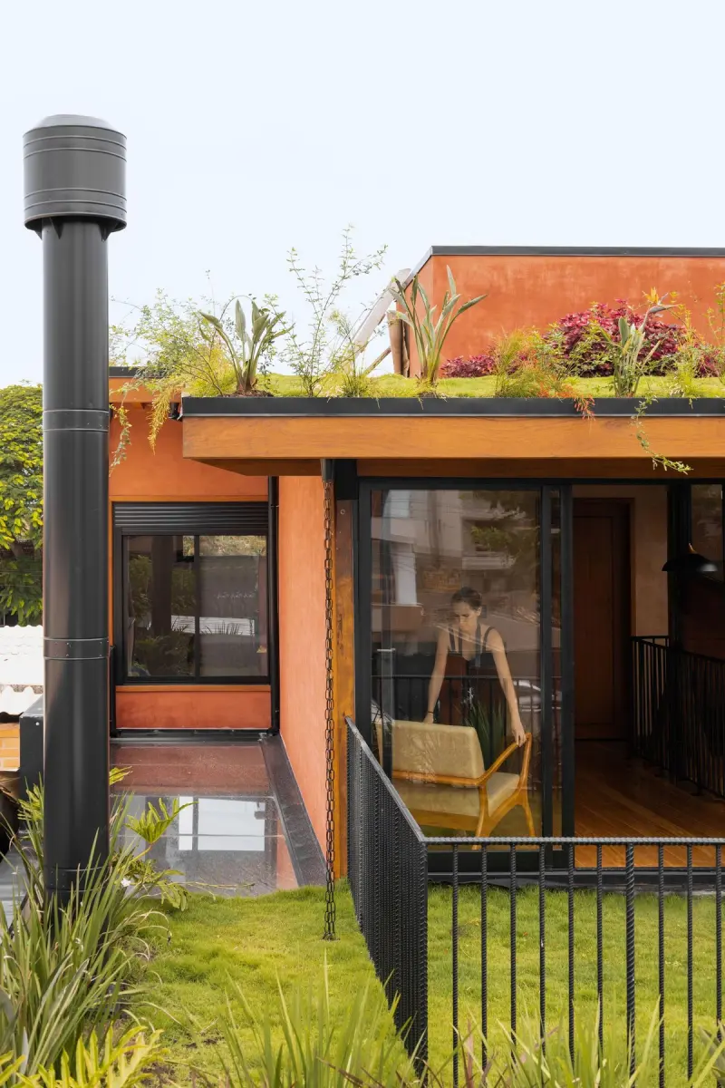 Экодом в Бразилии: Слияние с природой через зеленую крышу и стену из глины