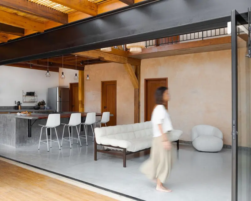 Экодом в Бразилии: Слияние с природой через зеленую крышу и стену из глины