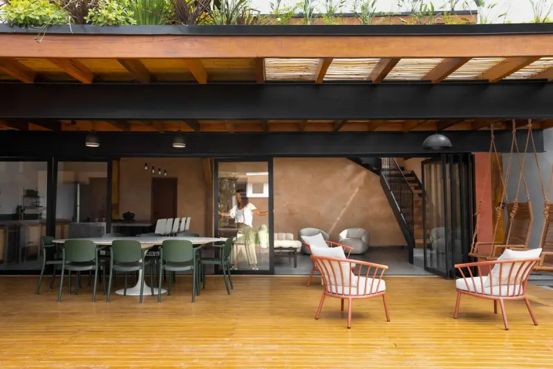 Экодом в Бразилии: Слияние с природой через зеленую крышу и стену из глины