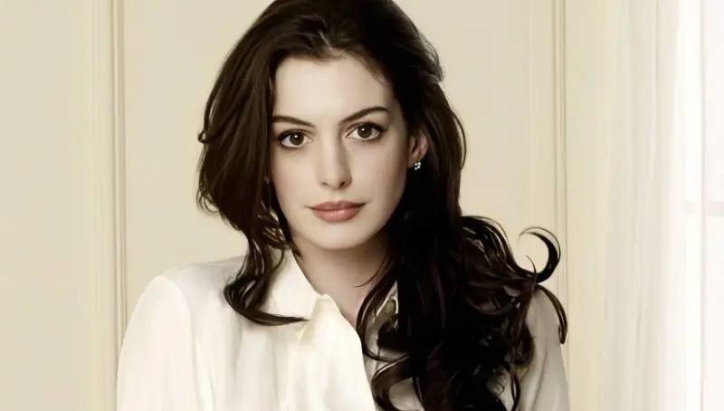 Энн Хэтэуэй зажгла на премьере сиквела «Дьявол носит Prada» и удивила фактами из жизни