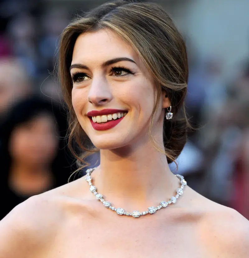 Энн Хэтэуэй зажгла на премьере сиквела «Дьявол носит Prada» и удивила фактами из жизни