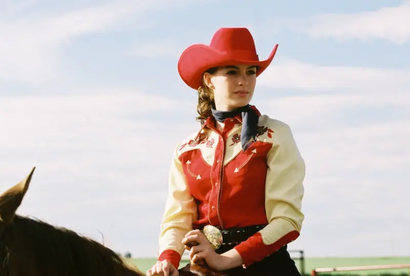 Энн Хэтэуэй зажгла на премьере сиквела «Дьявол носит Prada» и удивила фактами из жизни