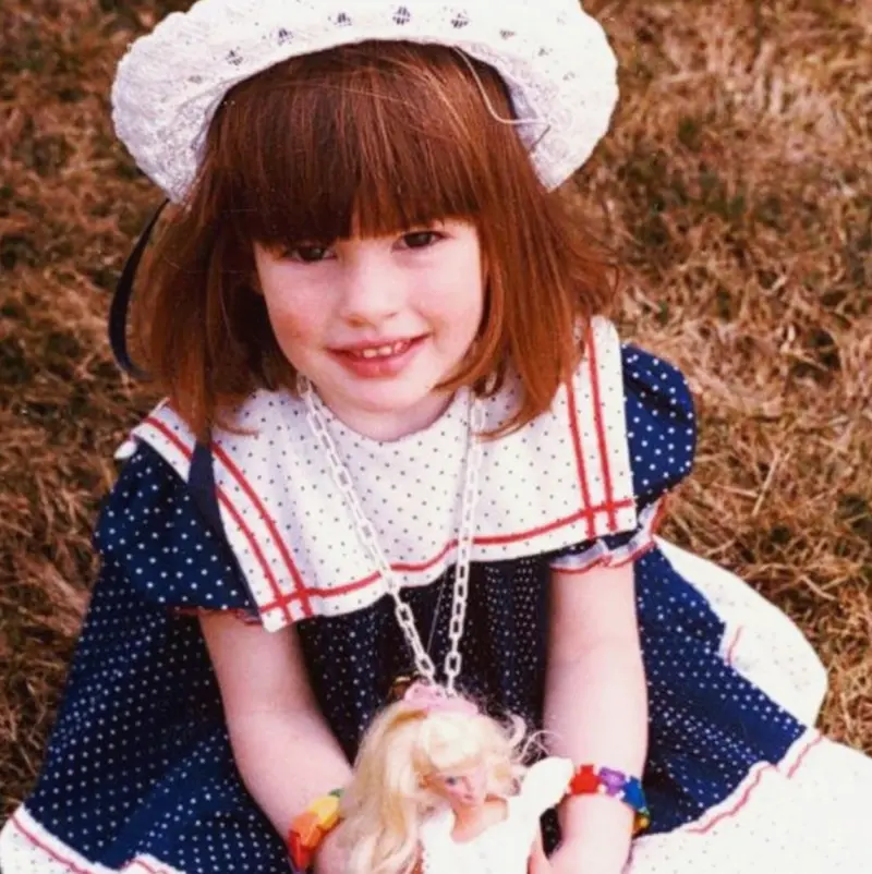 Энн Хэтэуэй зажгла на премьере сиквела «Дьявол носит Prada» и удивила фактами из жизни