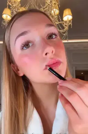 Харпер Бекхэм вышла в свет в образе, копирующем стиль её знаменитой матери