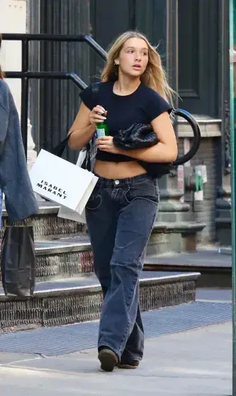 Харпер Бекхэм вышла в свет в образе, копирующем стиль её знаменитой матери