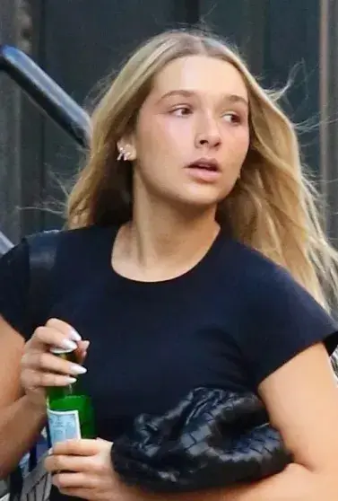 Харпер Бекхэм вышла в свет в образе, копирующем стиль её знаменитой матери