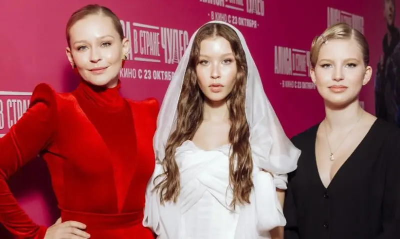 «Терроризировали 18 часов»: Юлия Пересильд рассказала, как мошенники пытались обмануть её 12-летнюю дочь