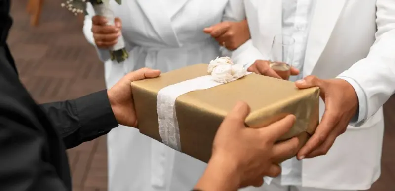 Мама попросила 50% от денег, которые нам подарят на свадьбу — это вообще нормально?