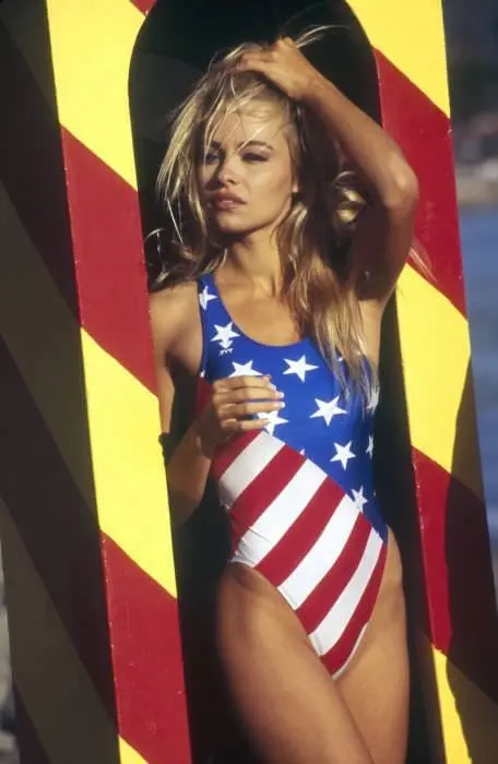 Памела Андерсон на съемках «Спасателей Малибу»: горячие фото со съемочной площадки