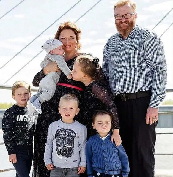 Виталий Милонов: многодетный отец с шестью детьми и скандальной репутацией