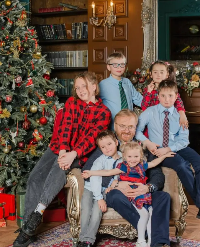 Виталий Милонов: многодетный отец с шестью детьми и скандальной репутацией