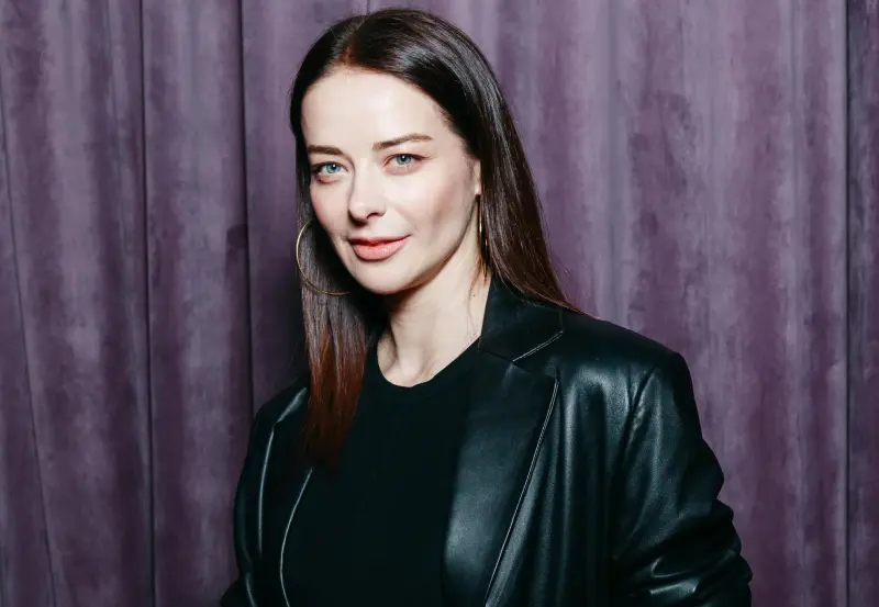 Марина Александрова удивила публику строгим образом на юбилее Kion