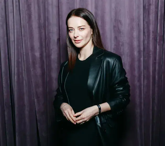 Марина Александрова удивила публику строгим образом на юбилее Kion