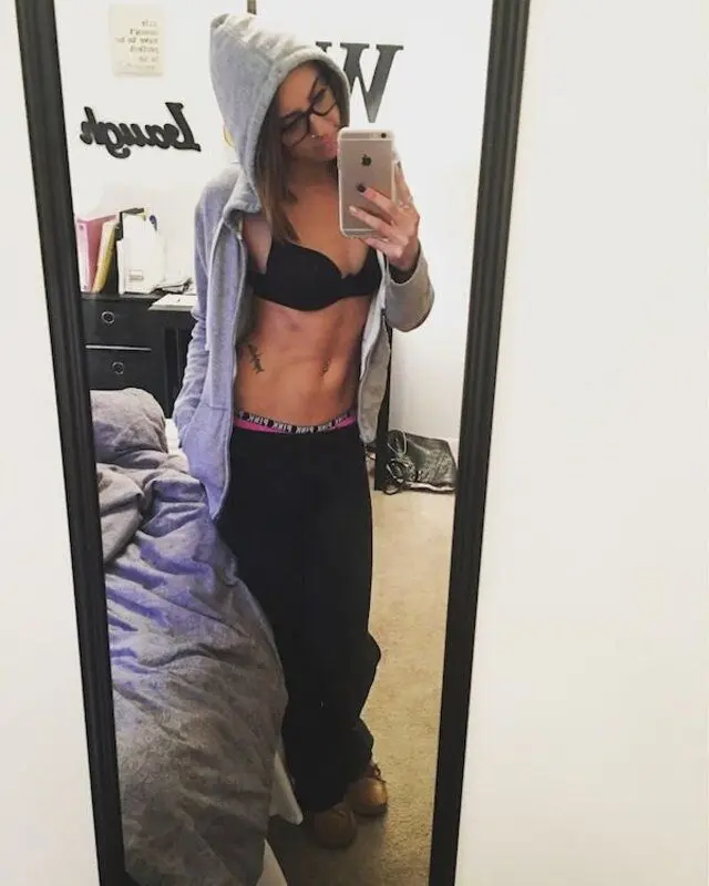 Фронталка не врет: 21 селфи, где девушки знают толк в правильном освещении и мимике