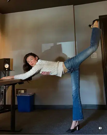 Шпагат против свекрови: Никола Пельтц обвинили в троллинге Виктории Бекхэм