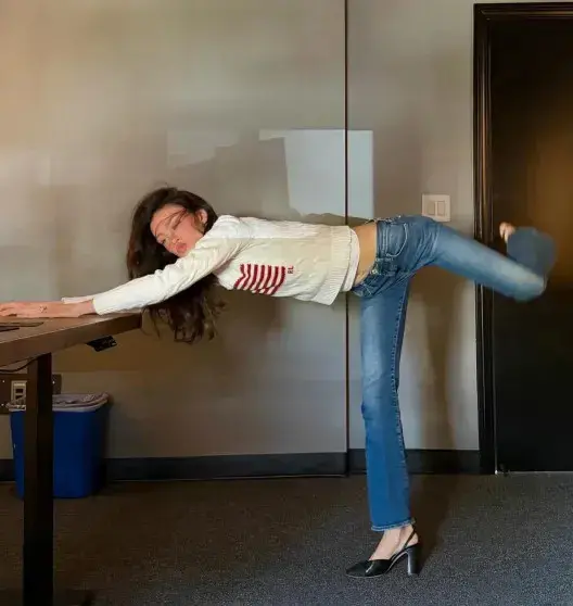 Шпагат против свекрови: Никола Пельтц обвинили в троллинге Виктории Бекхэм