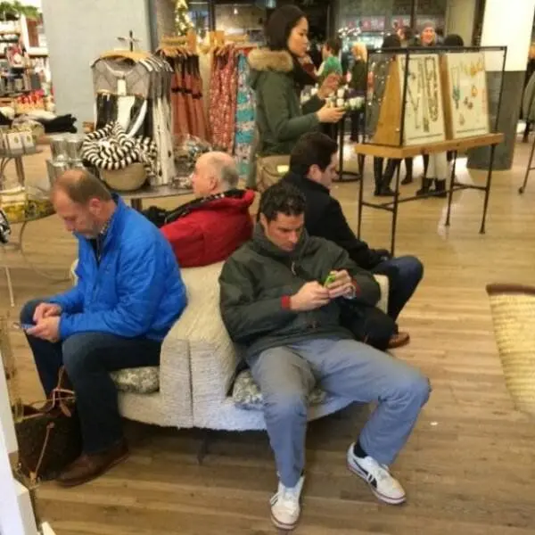 Терпеливые парни в декорациях шопинга: 21 кадр ироничного ожидания