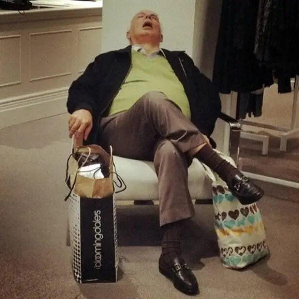 Терпеливые парни в декорациях шопинга: 21 кадр ироничного ожидания