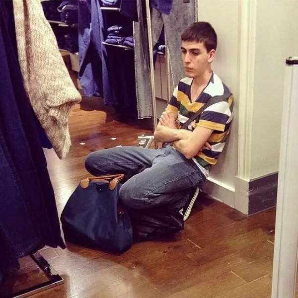 Терпеливые парни в декорациях шопинга: 21 кадр ироничного ожидания