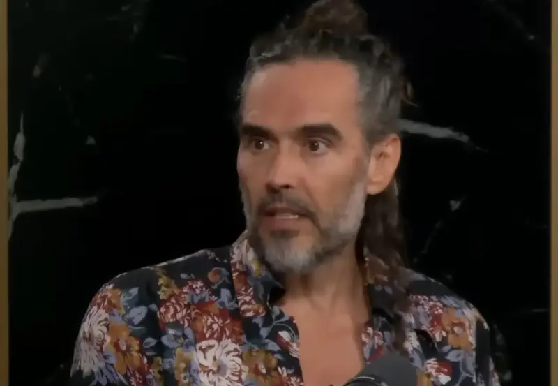 «Эгоистичное поведение»: Рассел Брэнд сознался в связи с 16-летней, когда ему было 30 Рассел Брэнд, скандал, признание, возраст согласия, суд, Мегин Келли, знаменитости