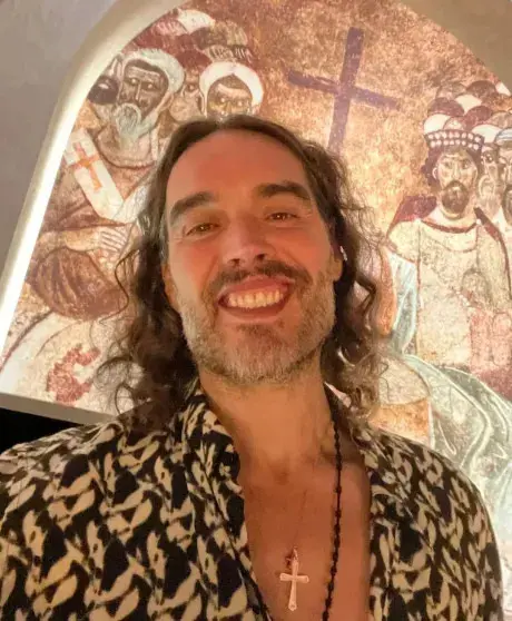 «Эгоистичное поведение»: Рассел Брэнд сознался в связи с 16-летней, когда ему было 30 Рассел Брэнд, скандал, признание, возраст согласия, суд, Мегин Келли, знаменитости