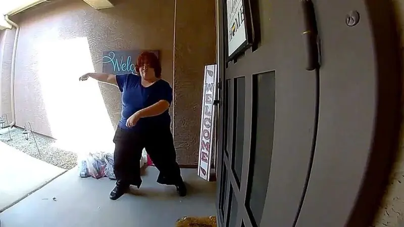 Курьер станцевала за чаевые