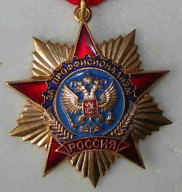 Странные значки из СССР: от Золотого Теленка до каннибалов советские значки, странные значки, орден, ветеран труда, приколы, фалеристика, ссср, юмор, подборка